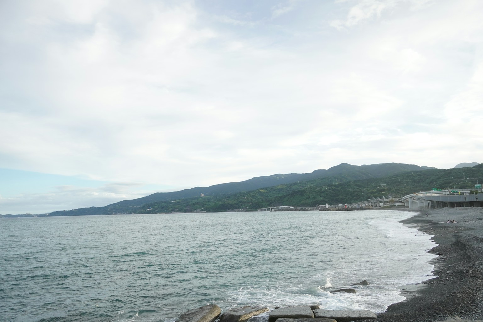 Best Family Hotels in Momochi: Beachside Stays for Fukuoka Trips with Kids (Photo by sabari nathan on Unsplash)