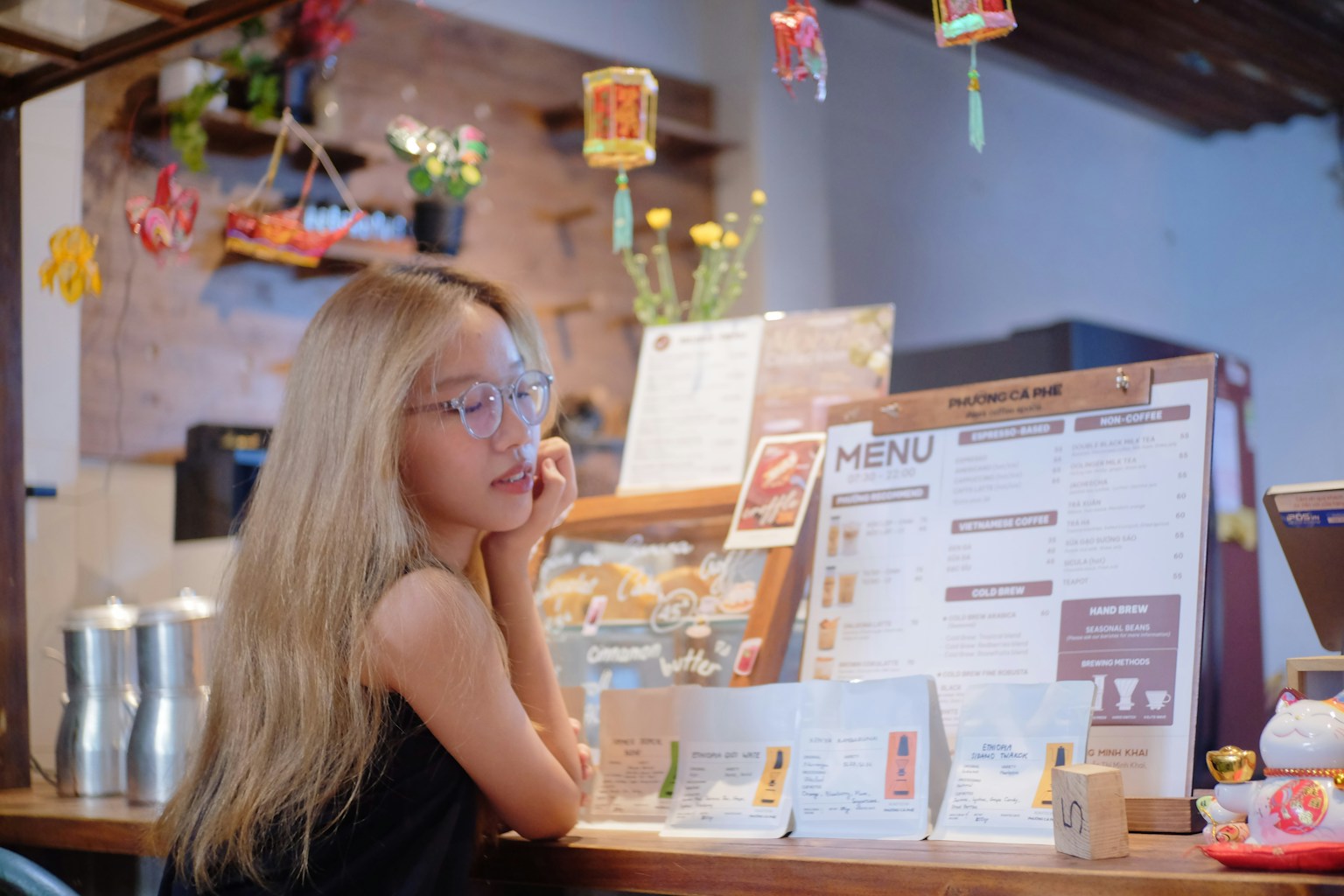 A little girl sitting at a counter in a restaurant (Photo by Phạm Trần Hoàn Thịnh on Unsplash)