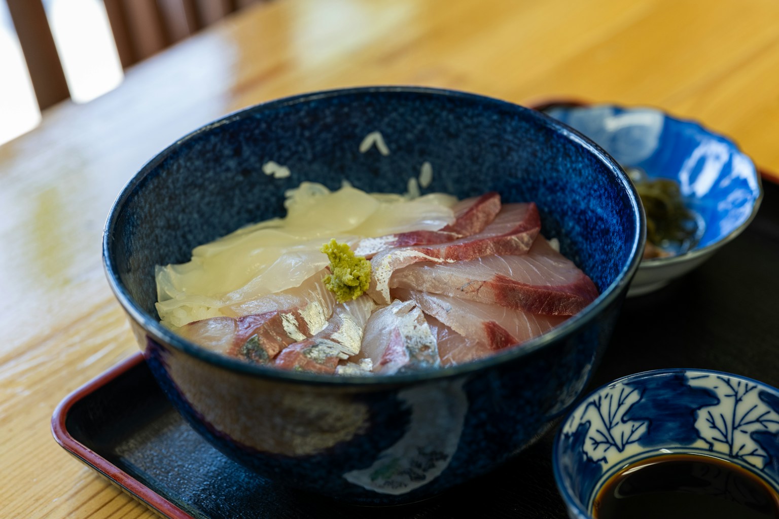 a bowl of food on a tray on a table (Photo by Kouji Tsuru on Unsplash)