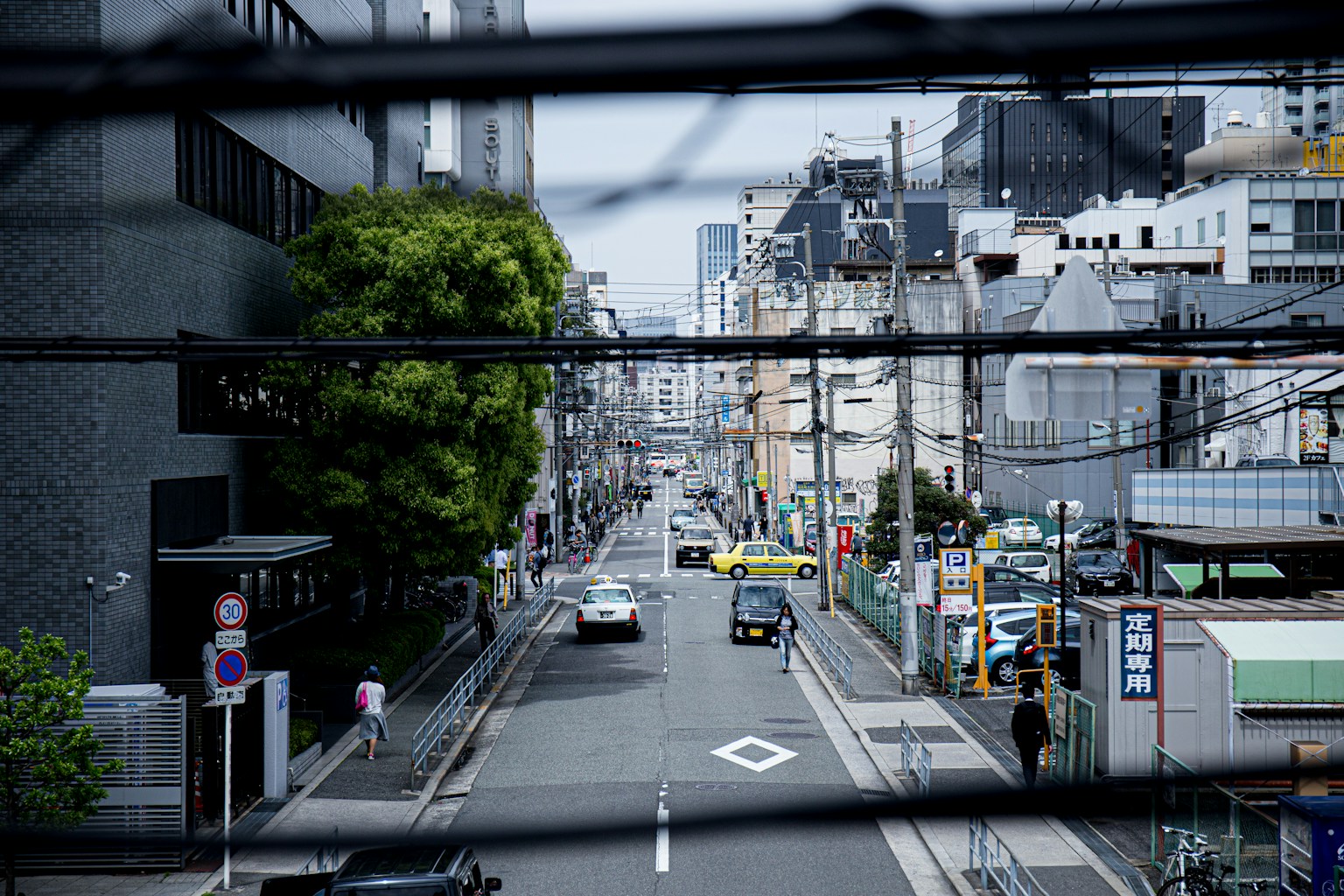 Best Areas to Stay in Fukuoka with Kids: Hakata vs Tenjin vs Momochi (Photo by Ken Cheung on Unsplash)