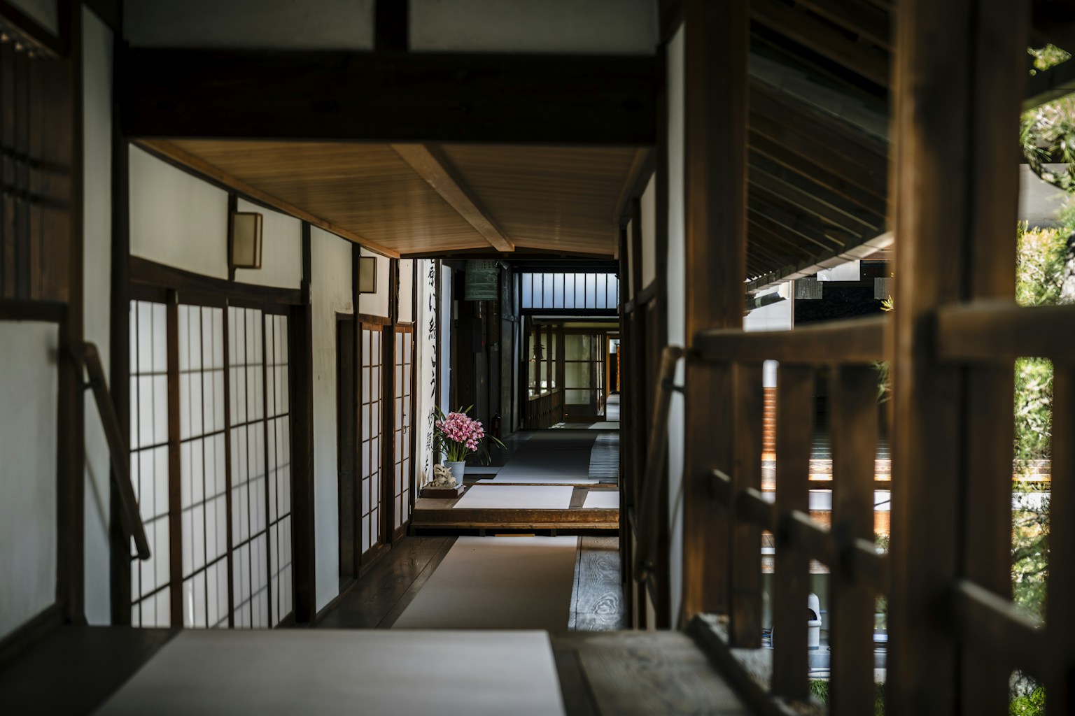 Traditional japanese hallway with sliding doors and wooden railings (Photo by Peter Thomas on Unsplash)