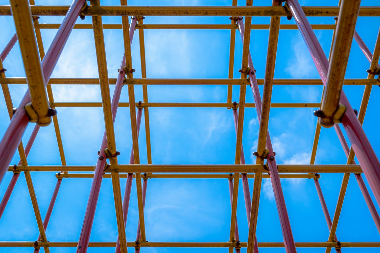 a close-up of a roller coaster (Photo by Se. Tsuchiya on Unsplash)