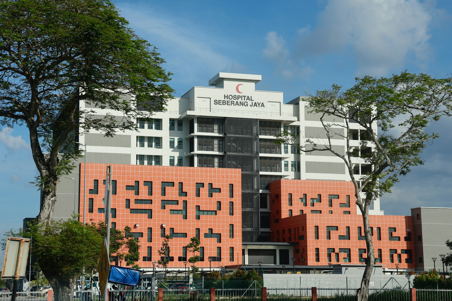 Modern hospital building with red crescent logo. (Photo by You Le on Unsplash)