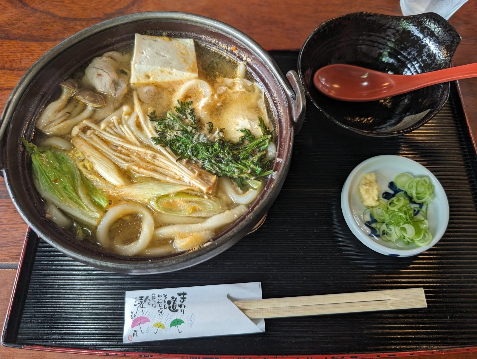 A hot nabeyaki-udon set meal in a clay pot at Kurokawa Onsen village